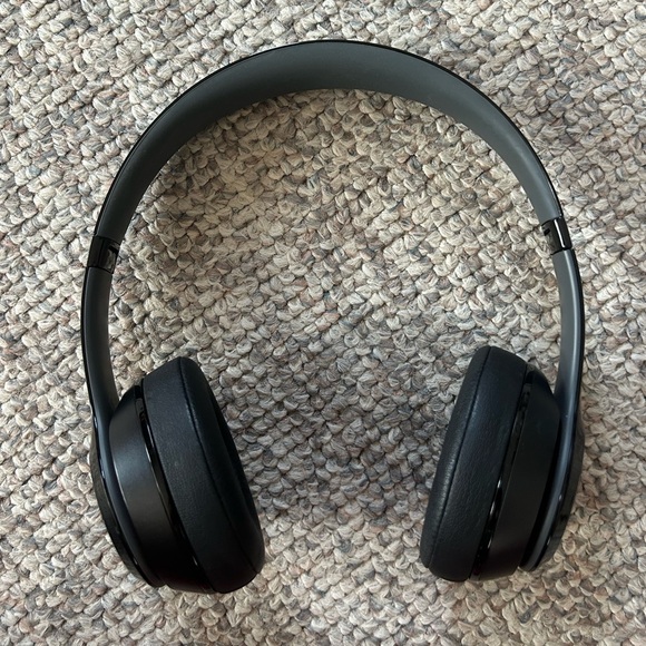 Beats by Dr. Dre Solo 2 Headphones - Picture 2 of 11